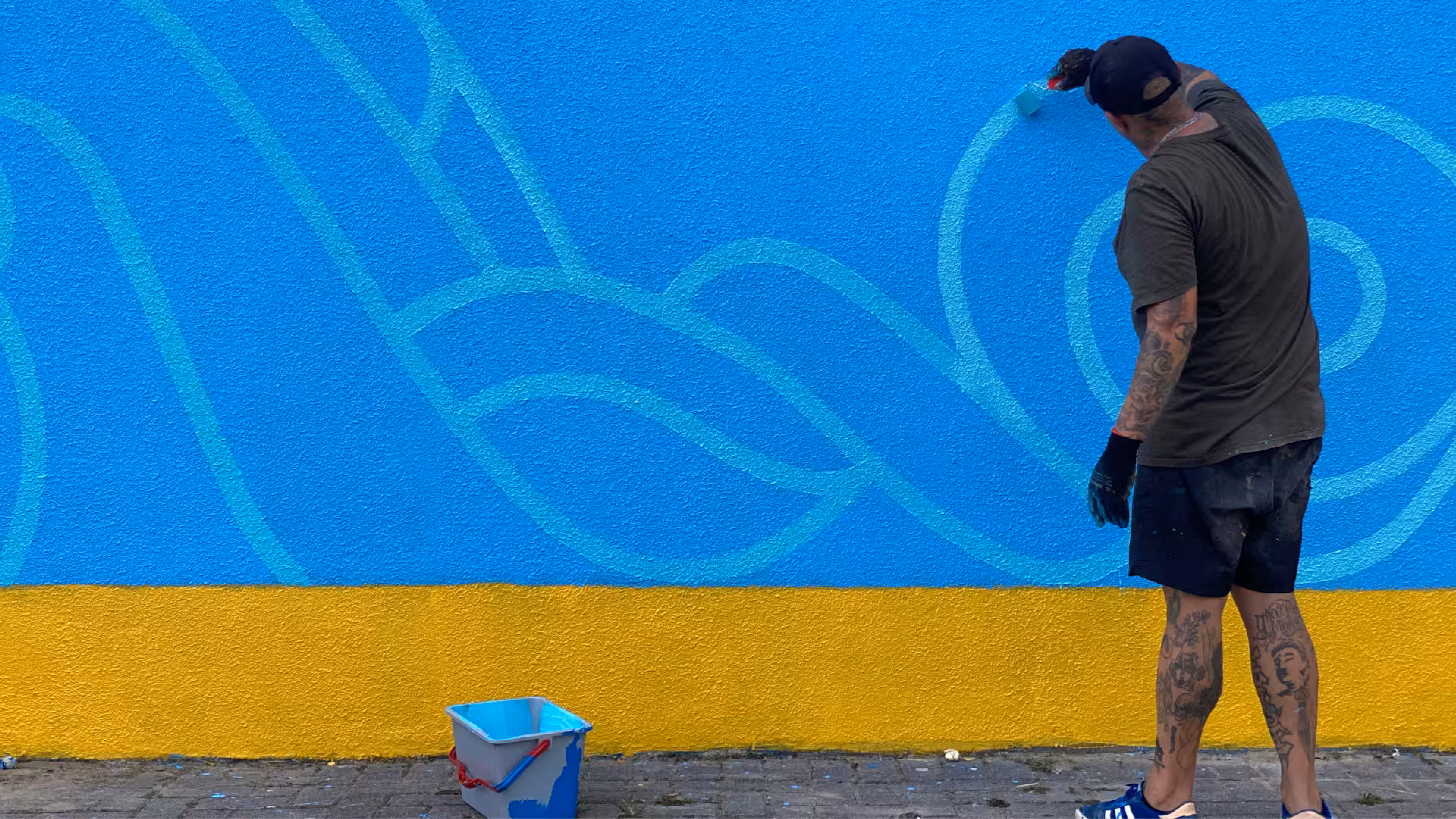Oberdam Eltz pintando um mural em Blumenau, SC